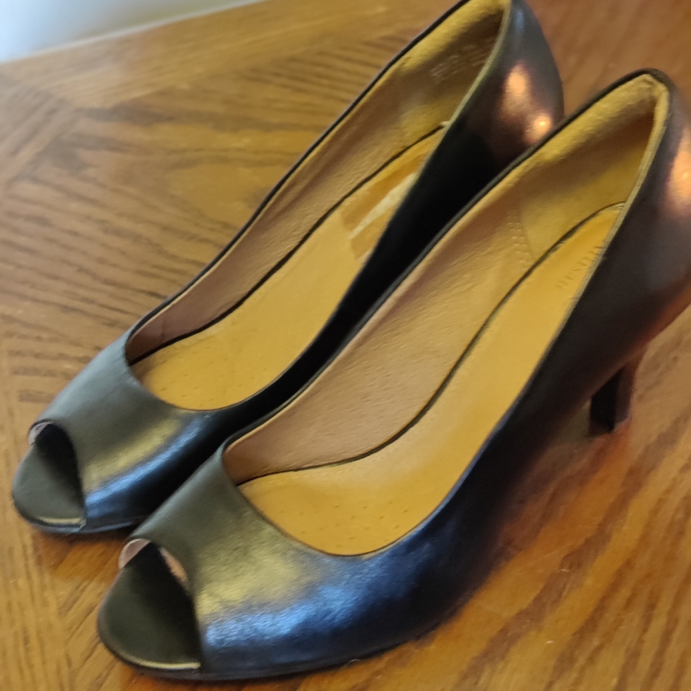 Clarks black leather peep toe kitten heel